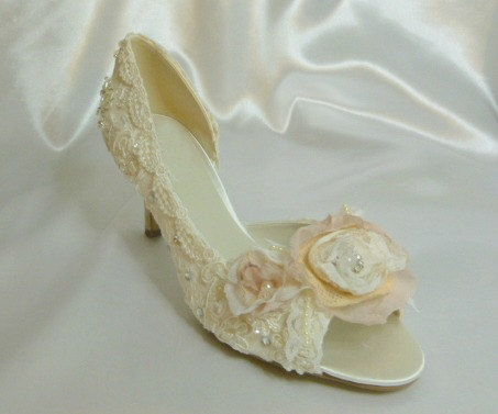 زفاف - Lacey Rose Wedding Shoes.. Vintage Lace Shoes ..Blush and Ivory .. Low Heels ..Shabby Chic Rose .. FREE headband offer.. FREE US Postage