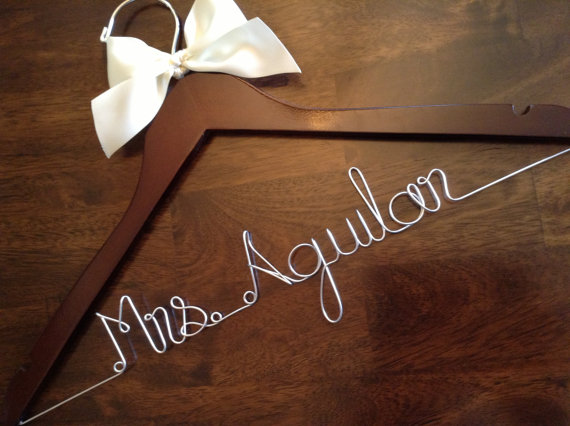 Свадьба - HUGE SALE Personalized Hangers/ Bride/ Wedding Dress Hanger/Bridal Gift/ bridal party GIFTS/ wire hanger/ wedding hanger