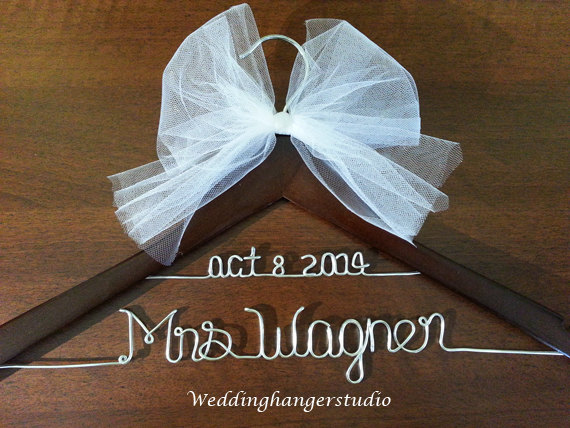 Hochzeit - Wedding Dress Hanger with date, 2 Line Name Hanger, Bride Hanger,Personalized Hanger, Bridesmaid, Bride Gift, Bridal Party gift