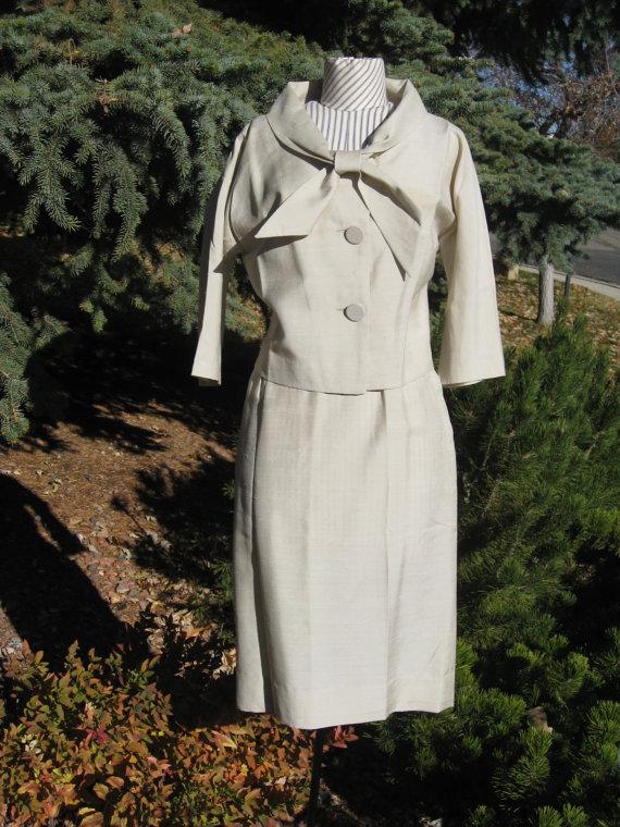 زفاف - 1960s Womens Fall 2 Piece Mara By Romay Jackie O Style Bisque Linen Blend Suit/ Jacket/Skirt Size S-M