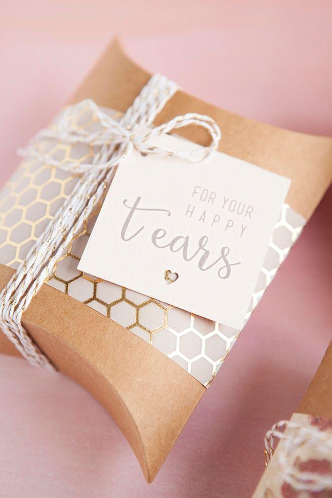 Свадьба - DIY Idea - Wedding Handkerchief "Happy Tears" Gift Tags!