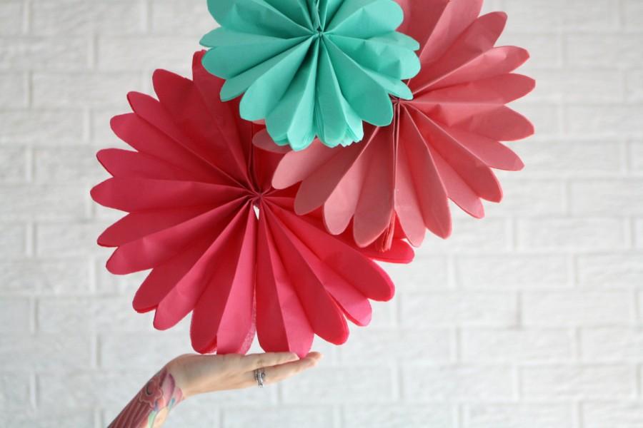 زفاف - DIY wedding decorations - 6 pomwheels ... pick your colors // party decor // photography backdrop pinwheels