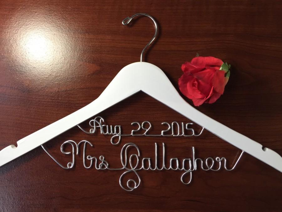 Hochzeit - Personalized Date on top bridal hanger,  personalized custom Bridal, Brides Hanger, Wedding Hanger, Personalized Bridal Gift.