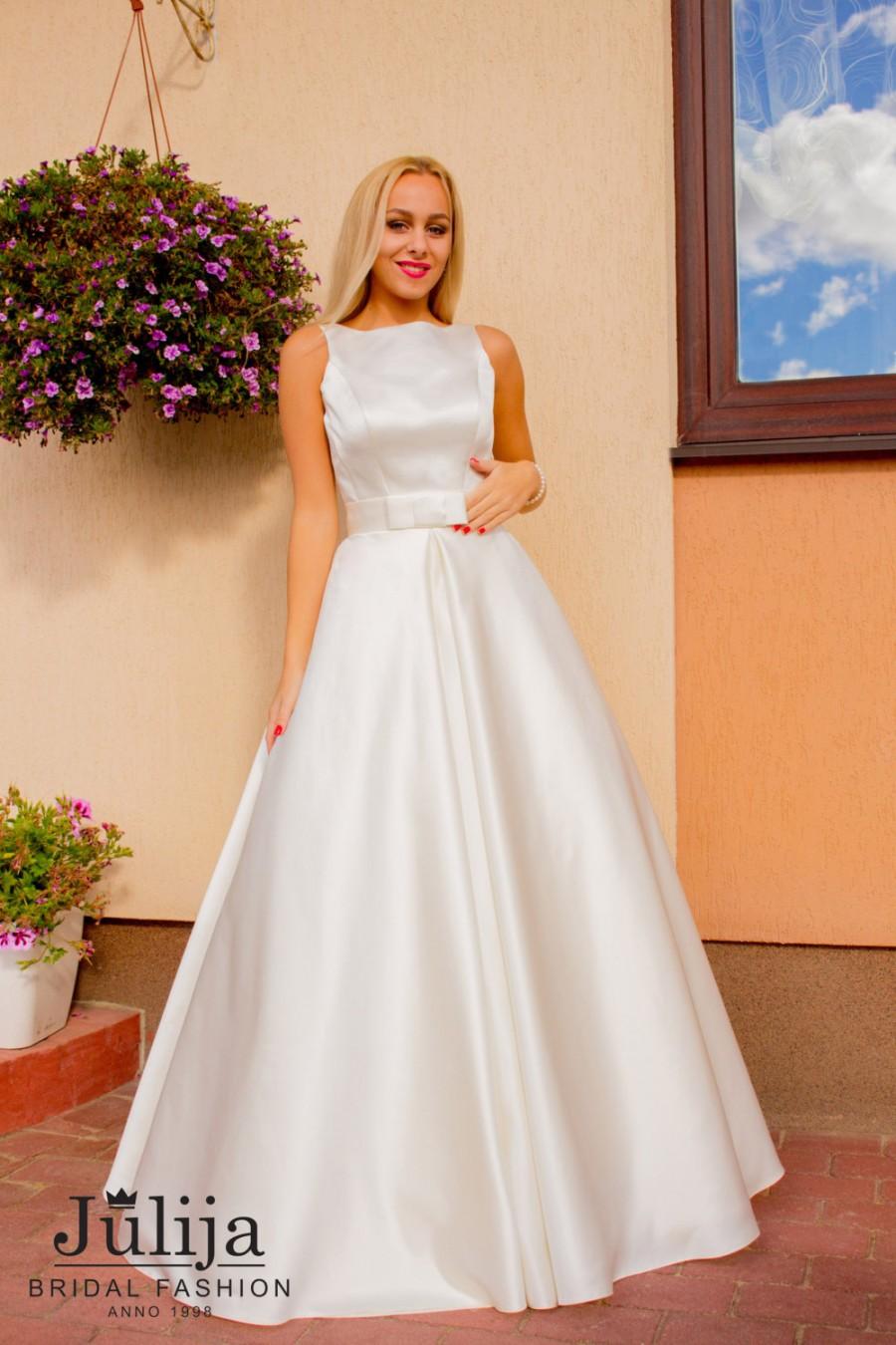 Hochzeit - Satin wedding dress, classic silhouette, V back, regulated corset +/- one size, plackets skirt, ivory