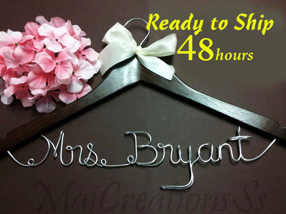 Свадьба - SHIPS in 24hrs Huge SALE..Personalized Bridal Wedding Hanger. Bridal Hanger. Bridal Party. Custom Hanger.