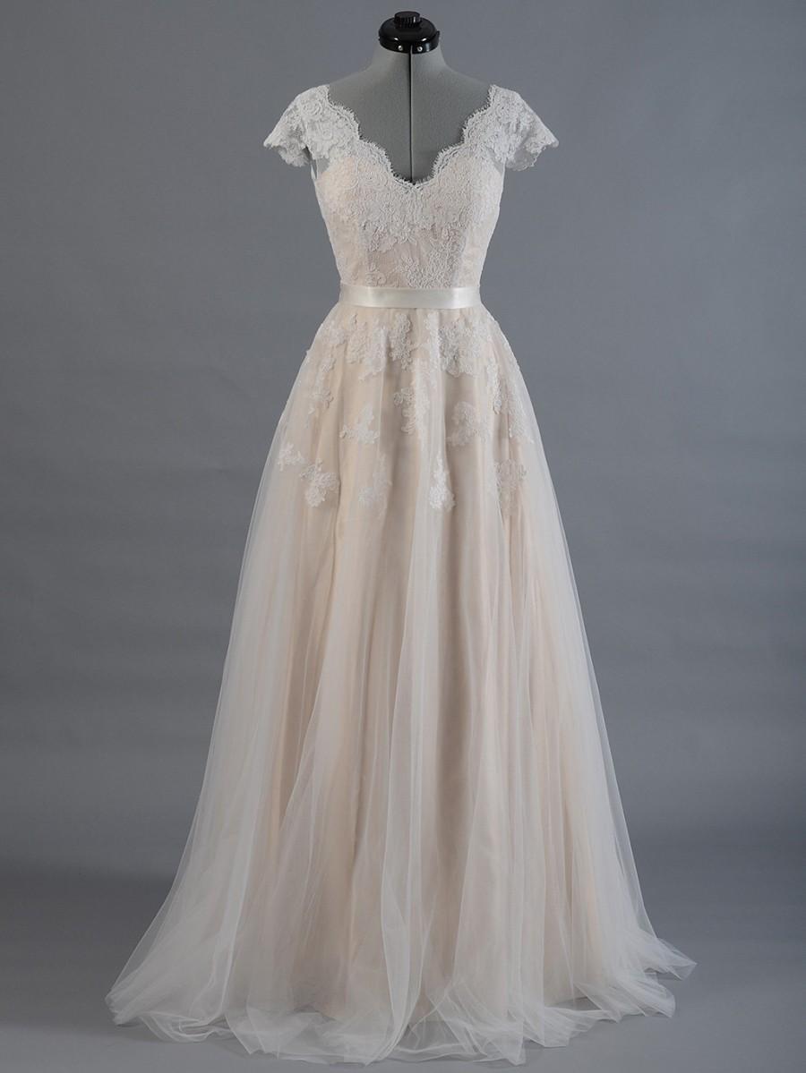 زفاف - Lace wedding dress, wedding dress, bridal gown, cap sleeve V-back alencon lace with tulle skirt.