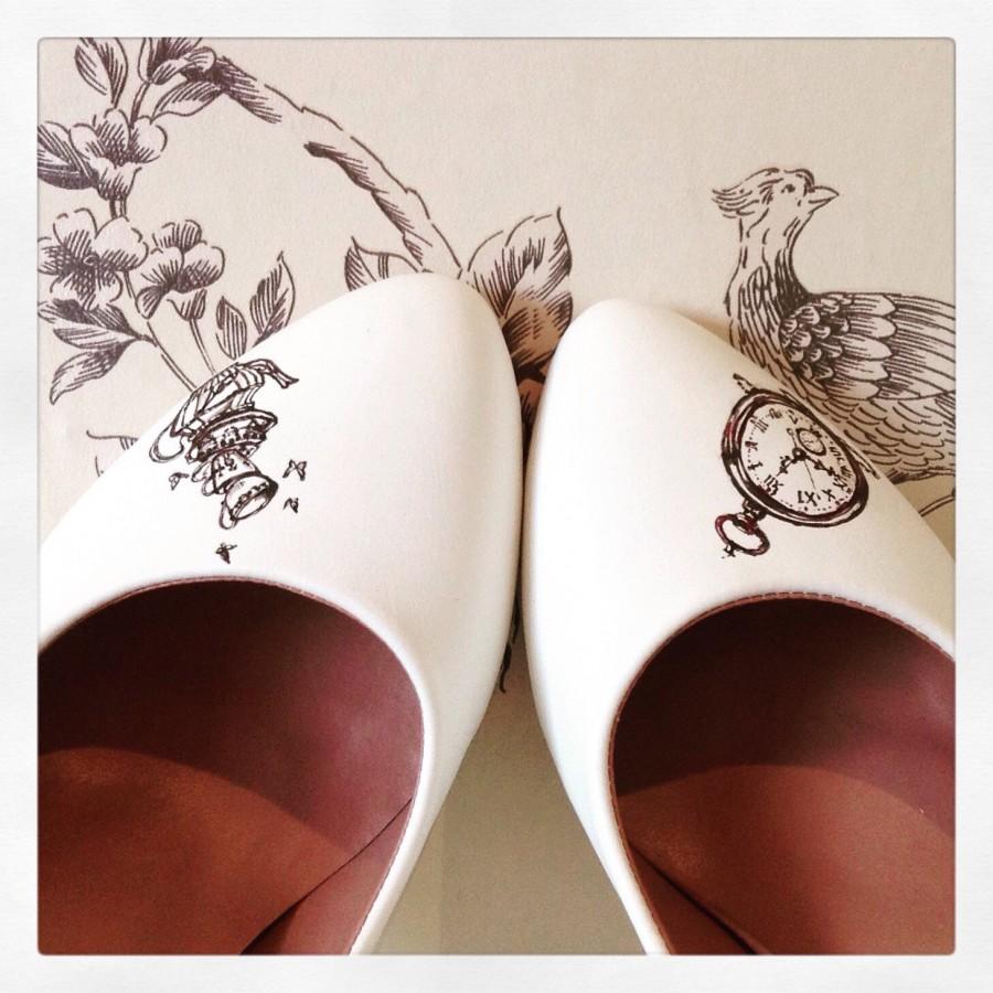 Hochzeit - Handpainted Alice in Wonderland Wedding shoes