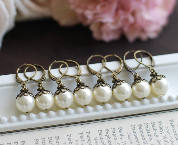 Mariage - Special Price. Set of Four (4) Swarovski Cream Ivory Pearl Earrings. Lever Back Vintage Themed Wedding Earrings. Bridesmaids Gift