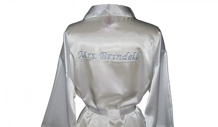 Mariage - Custom Wording Satin Robe with Pockets. Bride Robe. White Lace Robe for Bride. Personalized Bride Robe. Wedding Gift.