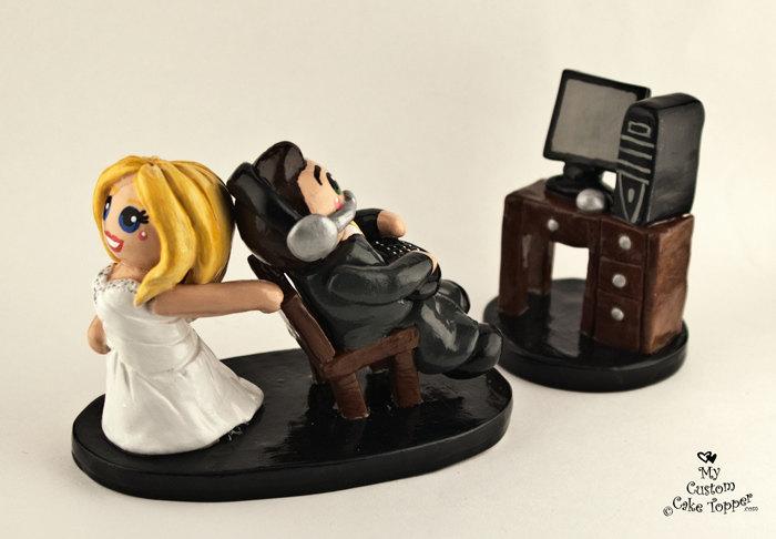 Hochzeit - Custom Made Computer Gaming Bride and Groom Wedding Cake Topper