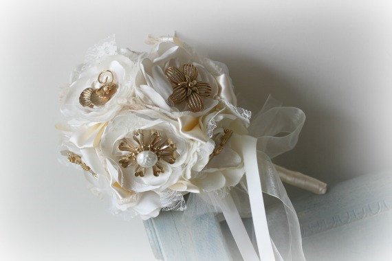 زفاف - Ready Made - Brooch Bouquet -  Satin Flower  Bouquet - Bridal Bouquet -  Antique Brooch Bouquet