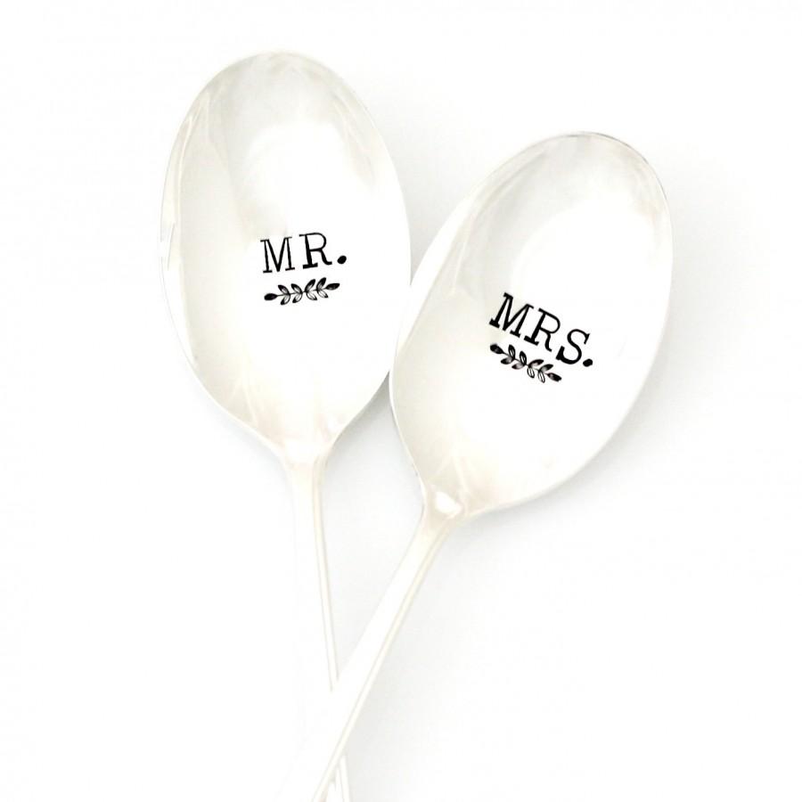 زفاف - Mr & Mrs hand stamped Ice Cream Spoons. Place setting, vintage spoons for unique engagement gift.