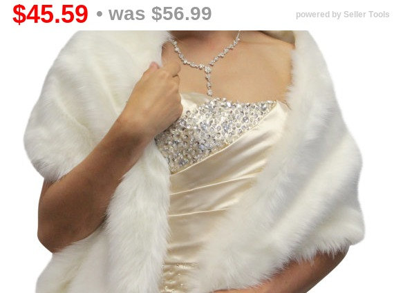 Свадьба - Ivory faux fur wrap, bridal wrap, bridal stole, bridal shrug, faux fur shrug, bridal fur cape, fur shawl for wedding