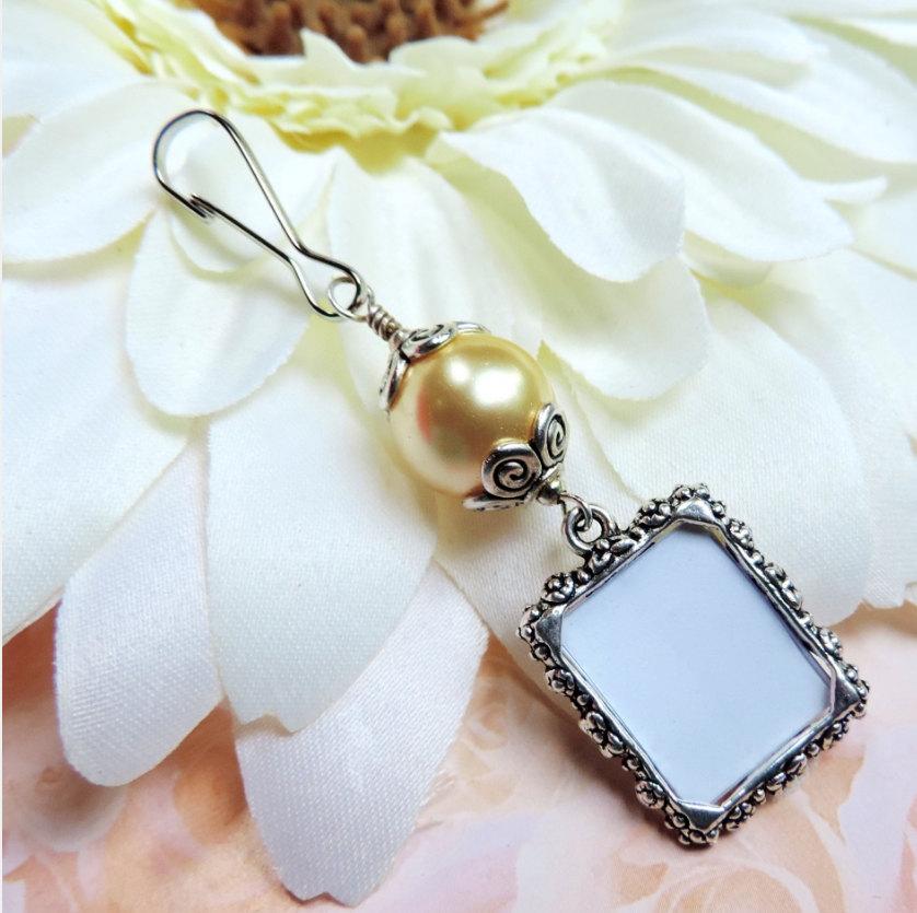 Свадьба - Vintage Style Bouquet Charm - Pearl Photo Charm for Bridal Bouquet - Wedding Keepsake Gift - Memorial Charm for Bouquet - Bridal Shower Gift