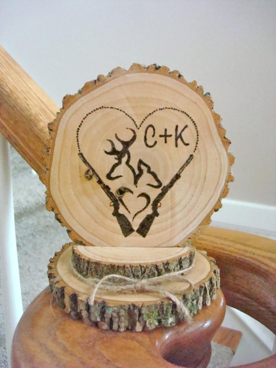 Hochzeit - Rustic Wedding Cake Topper Personalized Wood Deer Couple Hunter Heart Rifle Country Wedding