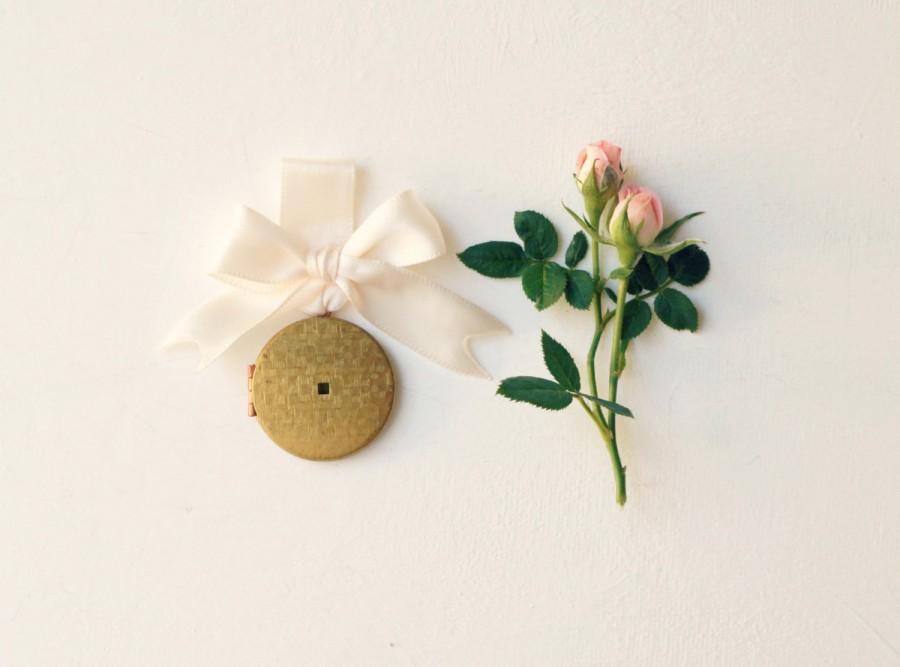 Mariage - Vintage bouquet charm, Wedding bouquet pin, Antique photo frame locket, Bouquet locket charm, Gold bouquet charm, Bridal accessory, Wedding