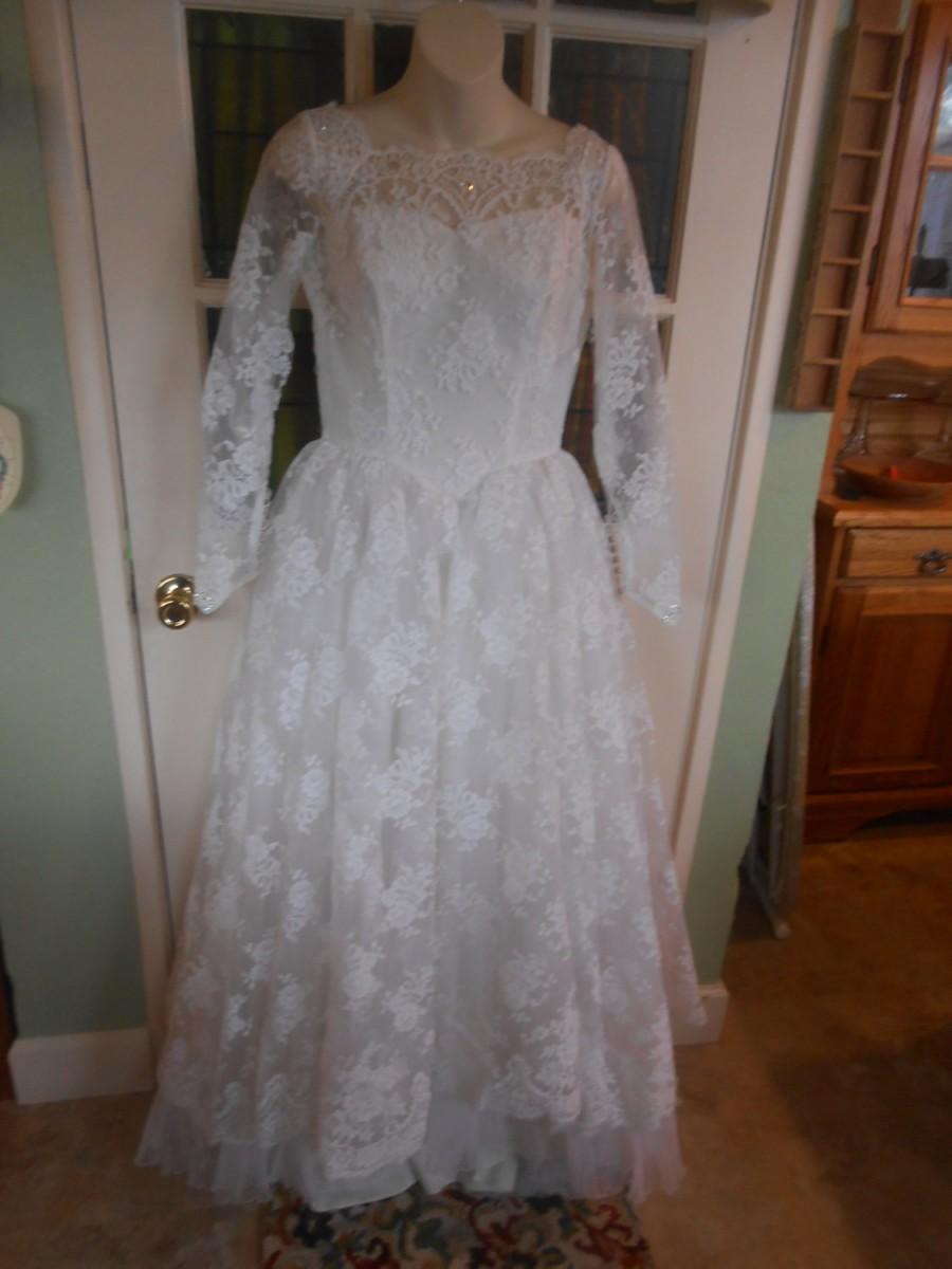 Mariage - 077-Truly stunning and elegant vintage 1960's lace wedding gown, classic design and details, excellent condition, SIZE 0-2, sheer perfection