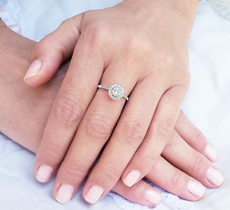 زفاف - 18K Halo engagement ring Diamond ring for women, White gold engagement ring, Diamond Wedding rings, Modern engagement ring 0.5 carat diamond
