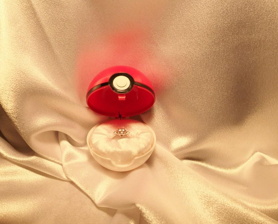 Hochzeit - Pokeball Engagement Ring Box: Standard option RING NOT INCLUDED!