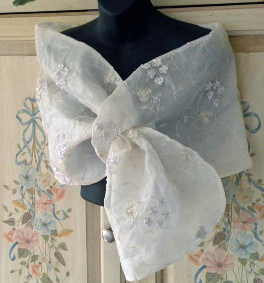 Hochzeit - Embroidered Silk Organza Shrug/Wrap/Shawl...Hands Free Bridal/Wedding Capelet...off white Floral...Wristlet/Clutch to match..Evening Party