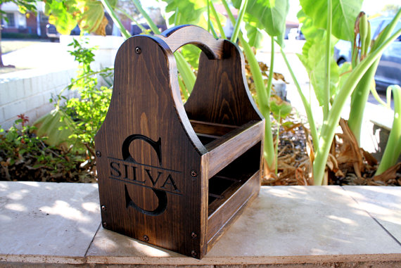 Mariage - Wooden Beer Tote Personalized Beer Tote Handmade Beer Tote Wood Beer Caddy Valentine Father's Day Christmas Birthday Groomsmen Gift