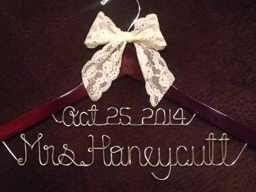 زفاف - Name with Date Wedding Hangers, Bridal Hangers, Wire, Lace bow, Custom, Dress Personalized Hangers, Handmade