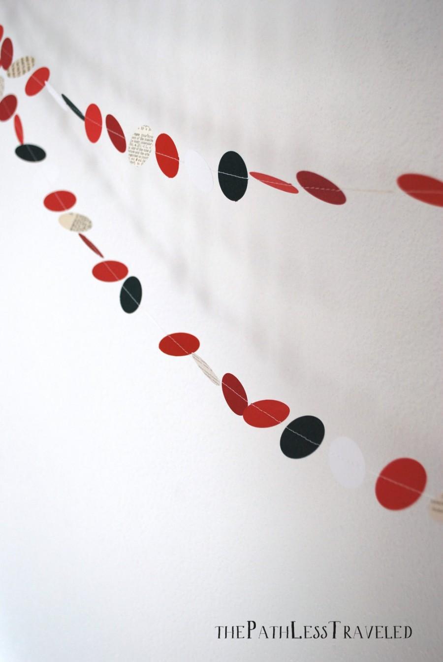 Hochzeit - Paper Circles Garland - Christmas red, crimson, white, green and vintage book paper