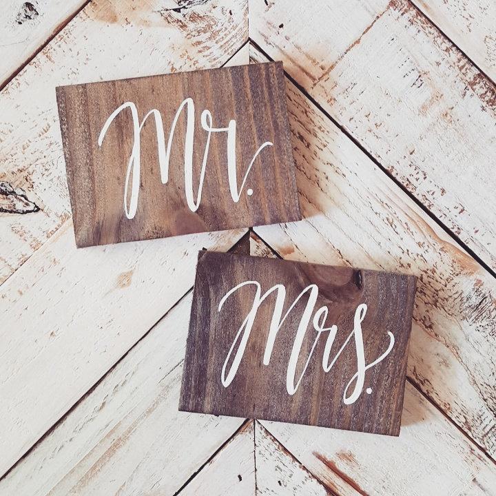 Hochzeit - Mr and Mrs Sweetheart Table Signs, Rustic Wooden Wedding Signs, Photo Prop Signs, Bridal Gift Signs, The Paper Walrus