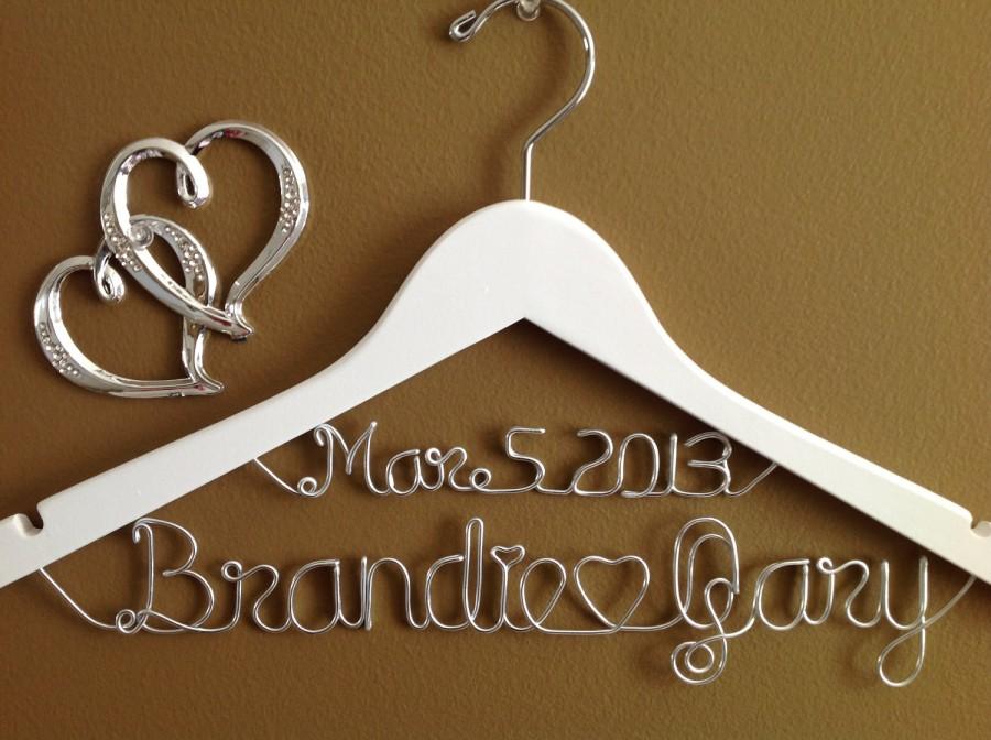 Mariage - Wedding Personalized bridal hanger,White two lines,brides hanger, Bridal Hanger with date, Bridal Gift,Wedding gift, Shower gift,