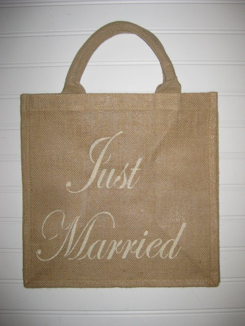 Свадьба - JUST MARRIED - Burlap/Jute bag - Destination wedding travel bag- Script Font in cream