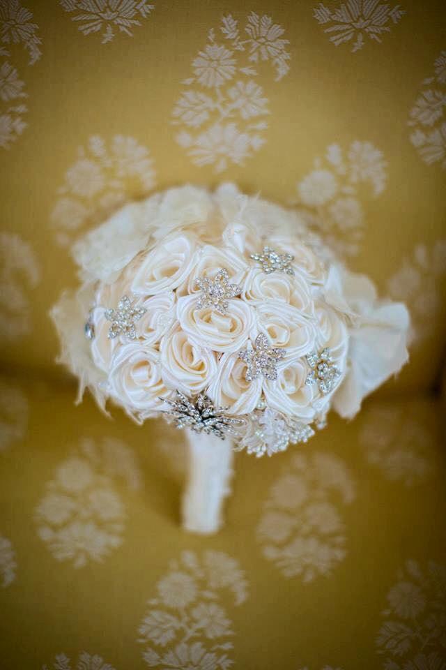 زفاف - Antique White Rose & Mother's Lace Brooch Bridal Bouquet