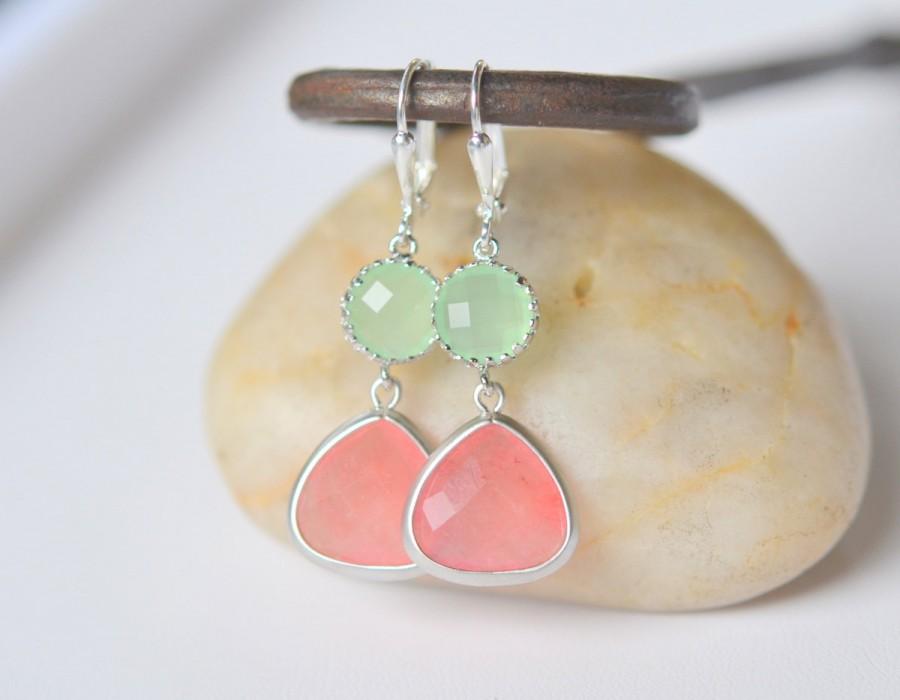 زفاف - Coral Pink Teardrop and Mint Dangle Earrings in Silver. Earrings. Drop Earrings. Coral Dangle Bridesmaid Earrings.