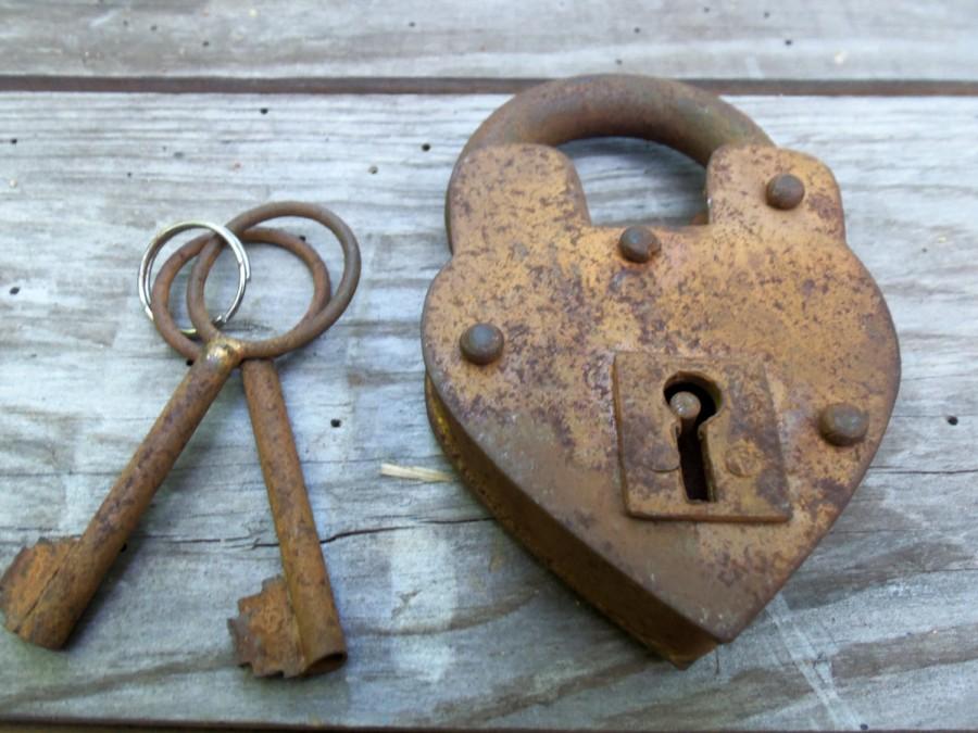 Свадьба - READY To SHIP - - Rustic Wedding Heart Padlock - TWO Sizes Available