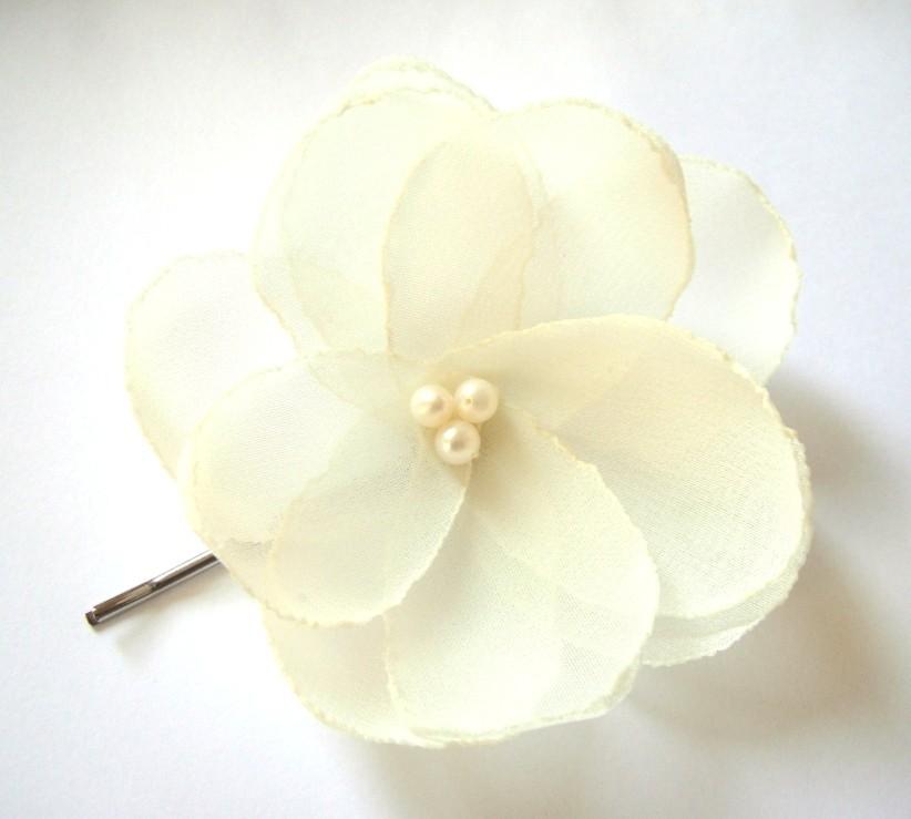 Mariage - Ivory cream white rose blossom wedding flower bobby pin