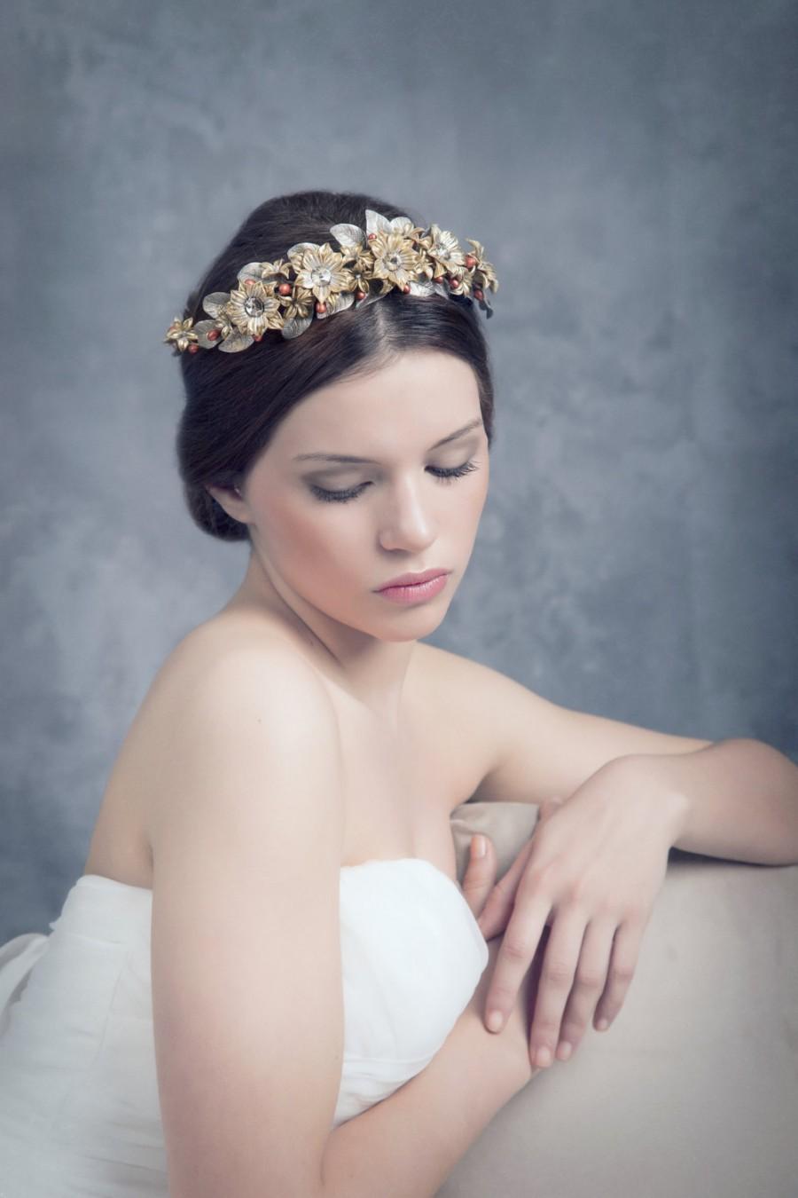 Wedding - Bridal headpiece. Porcelain crown/ Bridal crown. Golden tiara. Floral crown.Bridal hair acsessorios. Tocado de novia o invitada MOD528