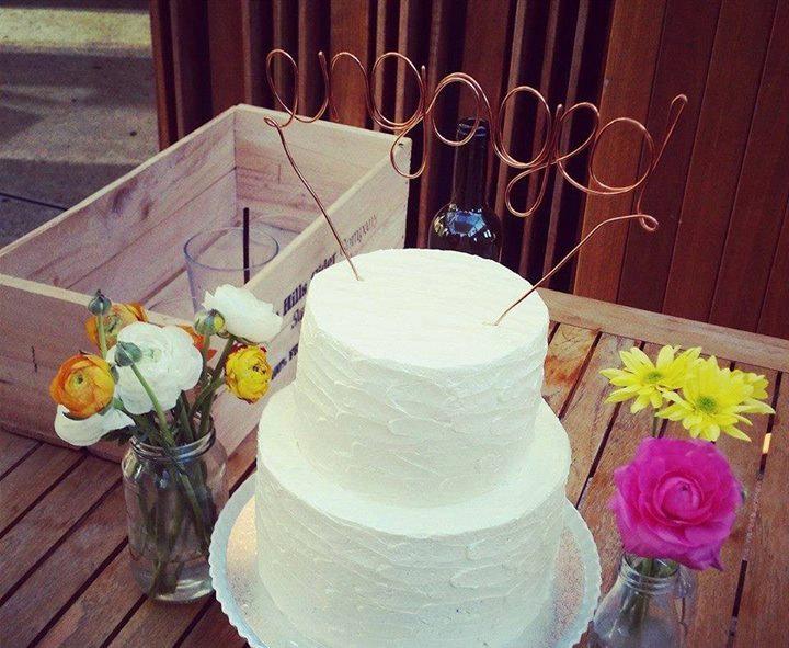 Mariage - Custom Made Wire Cake Toppers - "engaged"