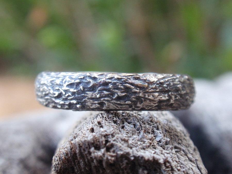 Свадьба - wedding ring - twig wedding band gift for men and women in oxidized sterling silver - 4mm - made to order - twig jewelry - mens jewelry