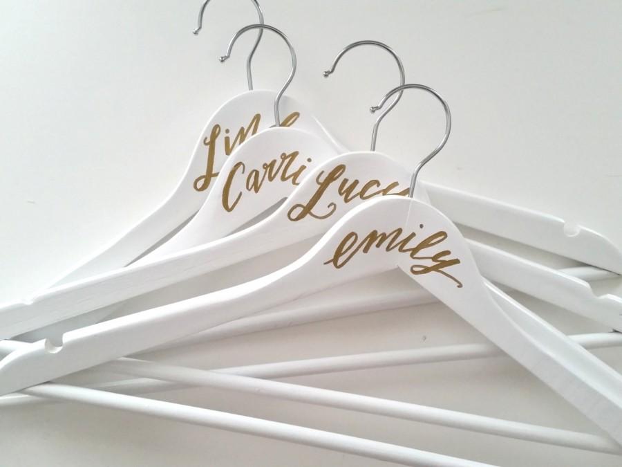 Свадьба - Personalized Hand Lettered CALLIGRAPHY BRIDESMAID HANGER - One (white, name only)