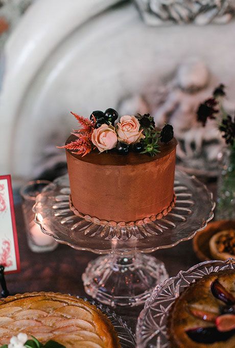 Свадьба - Single-Tier Chocolate Cake With Flowers