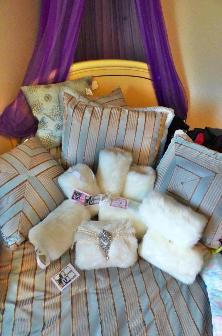 Mariage - Hand warmer, Wedding Fur Muff, Bridal Muff Gift, Winter cape Accessory Handmade in USA