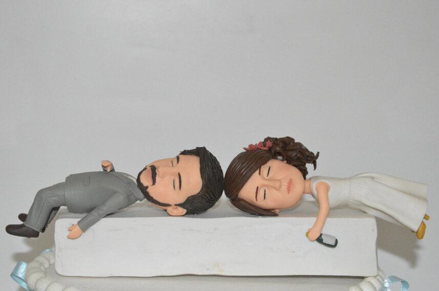 Hochzeit - wedding cake topper Drunk funny cartoon bride & groom figurines engagement clay cake topper