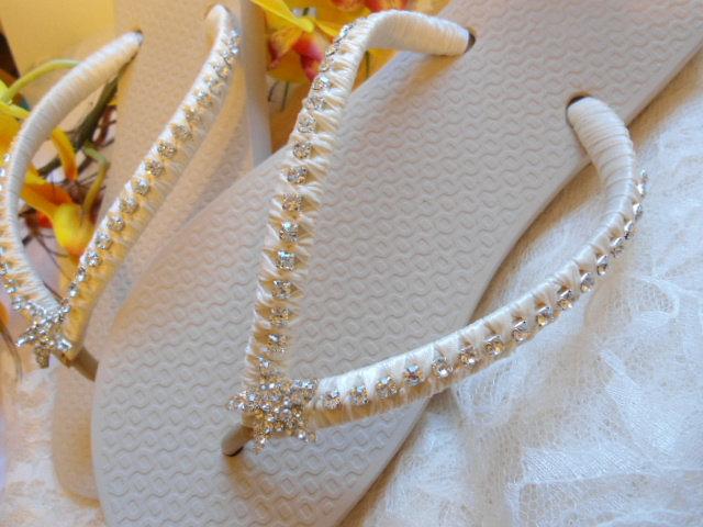 Mariage - Ivory bridal flip flops, beach wedding flip flops, bridal shoes, wedding shoes, starfish sandals, wedding sandals, starfish flip flops,