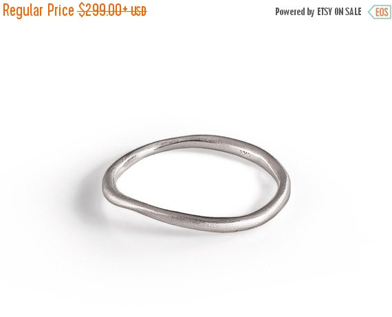 Mariage - Sale - Unique Wedding Band,  14K white Gold Wedding Ring Sculptured By Hand, women Solid Gold wedding Ring. fine jewelry.