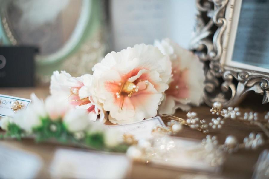 Hochzeit - Bridal Headpiece, Wedding flower headpiece, Rustic wedding flower crown, Bridal hair accessories, White flower hair piece, Boho wedding Halo