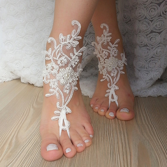 زفاف - Beach wedding barefoot sandals FREE SHIP embroidered sandals, ivory Barefoot , french lace sandals, wedding anklet,
