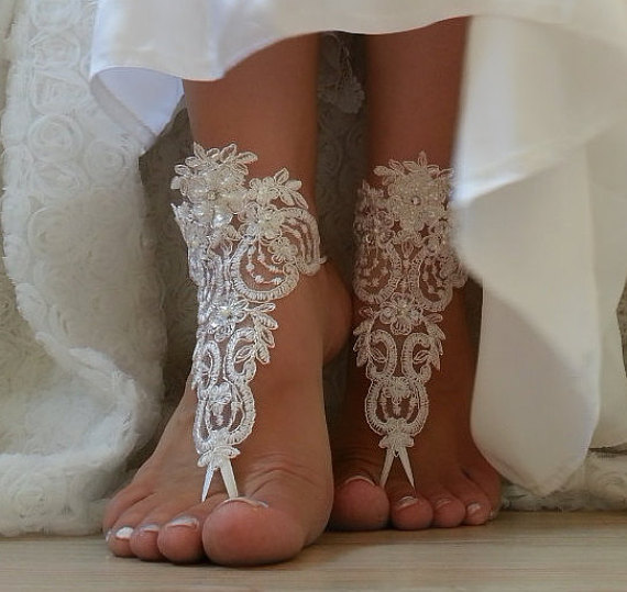 Mariage - Free Ship ivory bridal bangle, sandals, beach wedding barefoot sandals, wedding bangles, anklets, bridal, wedding