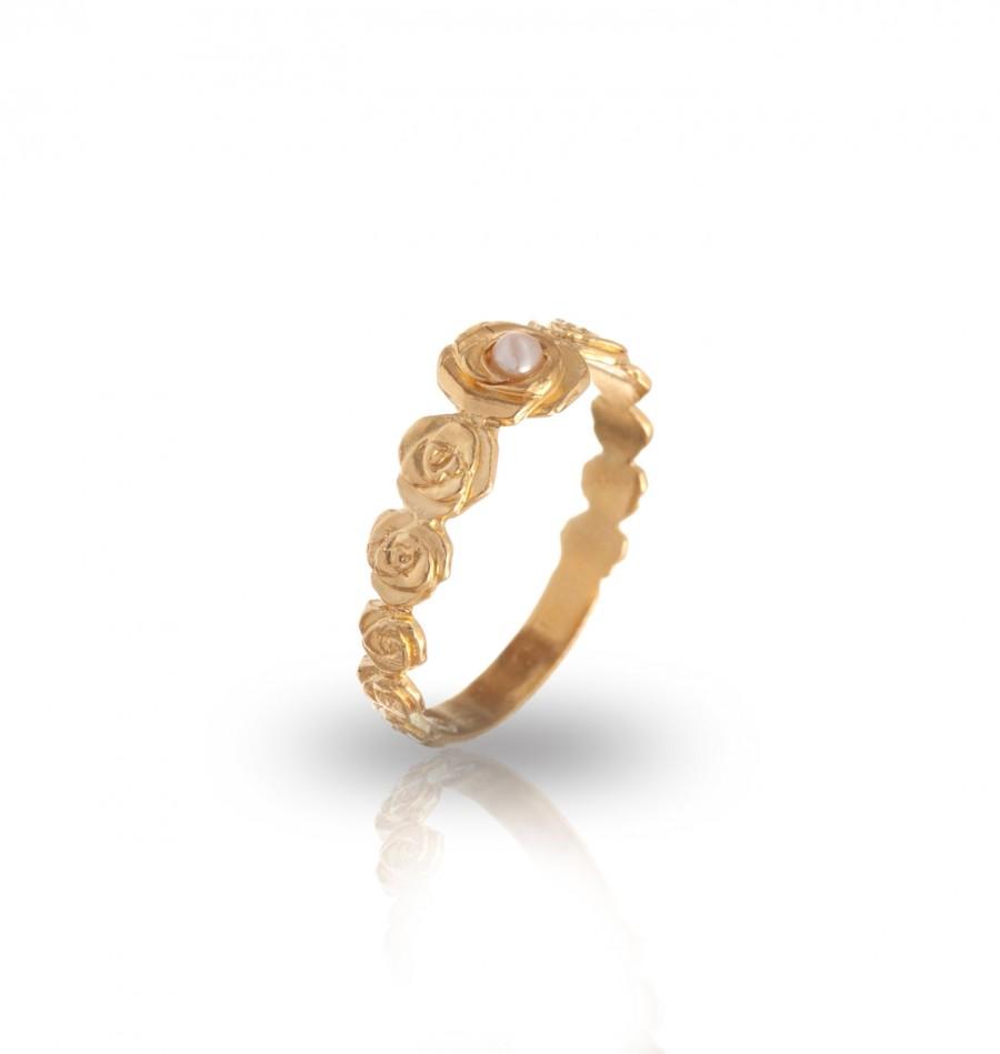 Свадьба - Engagement ring - Gold Flowers Ring band with a pearl - 18K Gold Plated Flower Band Ring - Roses Tiara Ring