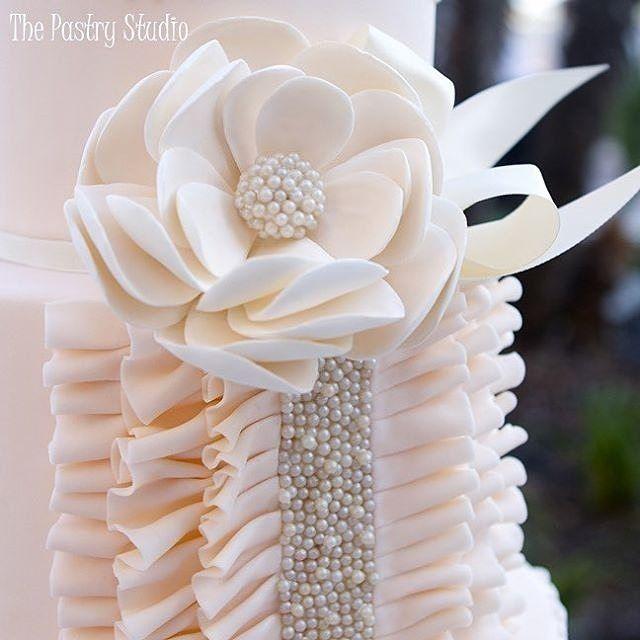 Hochzeit - StrictlyWeddings On Instagram: “Serving Up A Delicious Close Up Of Pearls And Ruffles Is Our Fab Partner @thepastrystudio For Our Afternoon Eye-candy And Sugar Rush.…”