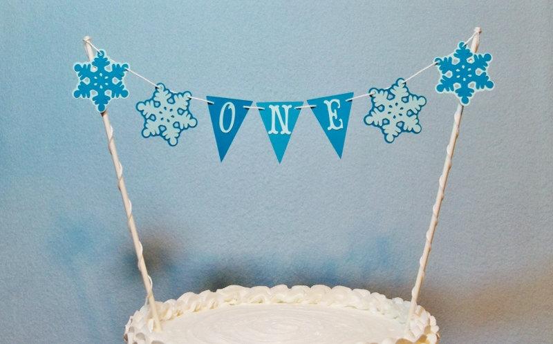 Свадьба - Snowflake Cake Topper Garland, Frozen inspired First Birthday Bunting, ONEderland Party, Winter Birthday One