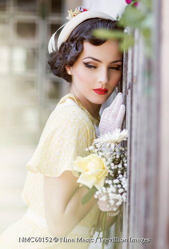 Hochzeit - Glamorous-retro-woman-beside-fence